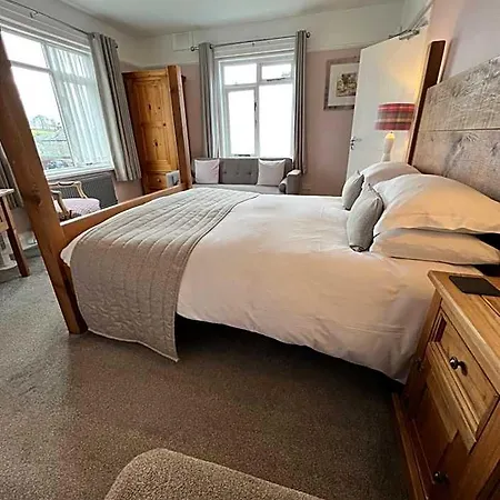 Devonshire Arms 2*